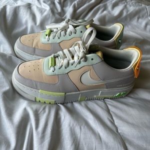 Air Force 1 Pixel
Size 8.5 in women’s